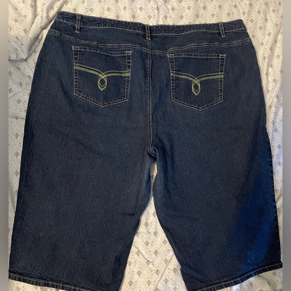 Cato Denim Capris 28W beautiful detail back pockets!